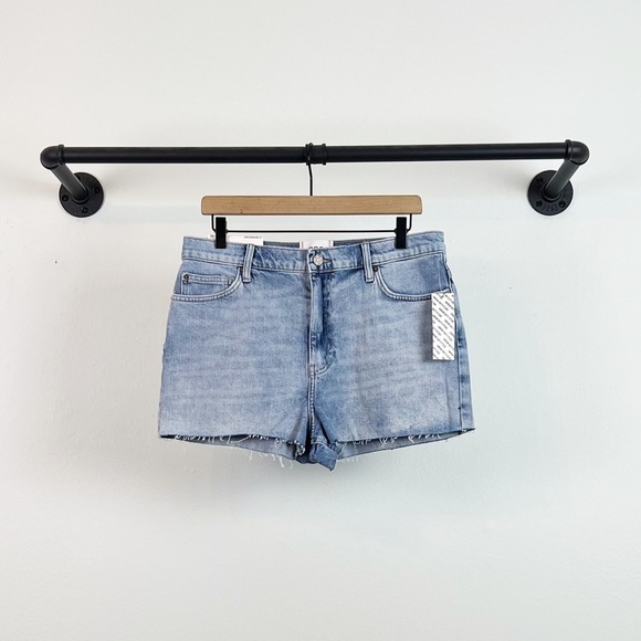 NWT Urban Outfitters BDG High Waisted Girlfriend Shorts Light Wash - Picture 4 of 9